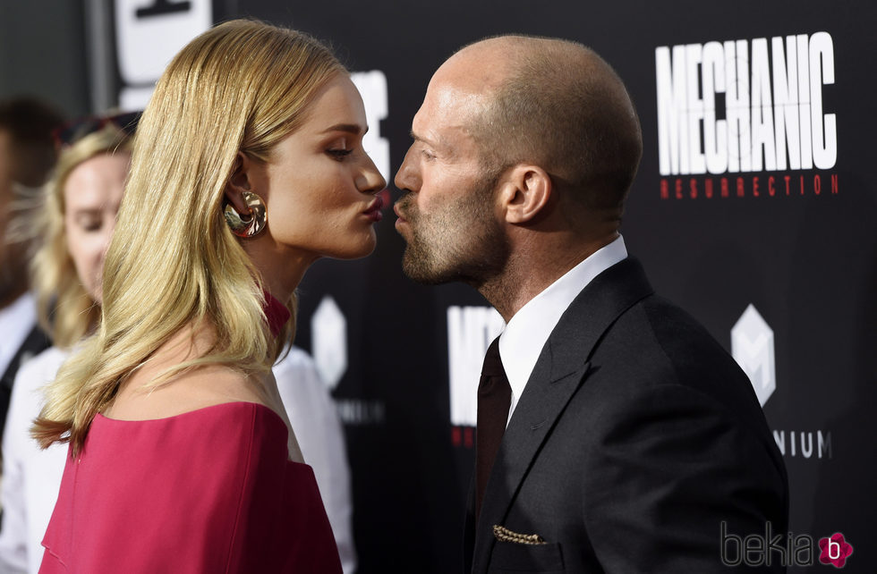 Rosie Huntington Whiteley y Jason Statham en el estreno de 'Mechanic: Resurrection'