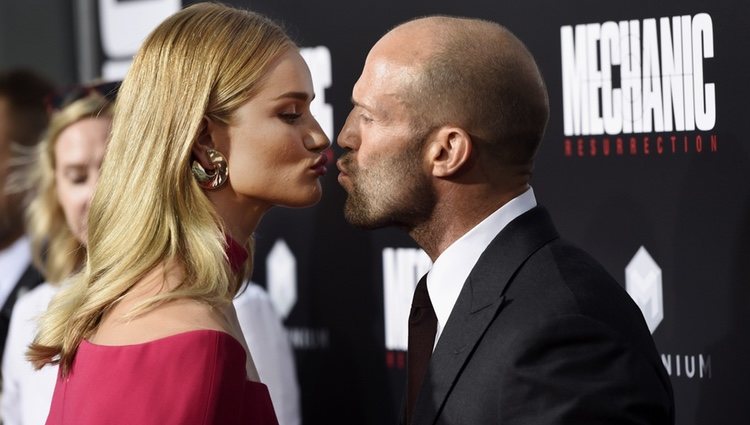 Rosie Huntington Whiteley y Jason Statham en el estreno de 'Mechanic: Resurrection'