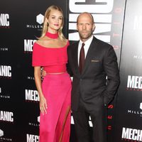 Jason Statham y Rosie Huntingon Whiteley  en el estreno de 'Mechanic: Resurrection'