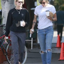 Kristen Stewart y su novia Alice Cargile, de desayuno por California