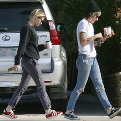 Kristen Stewart y Alice Cargile desayunando por las calles de California