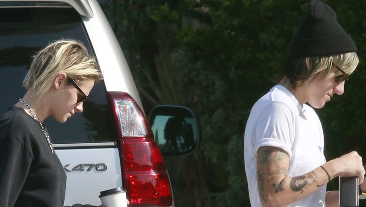 Kristen Stewart y Alice Cargile desayunando por las calles de California