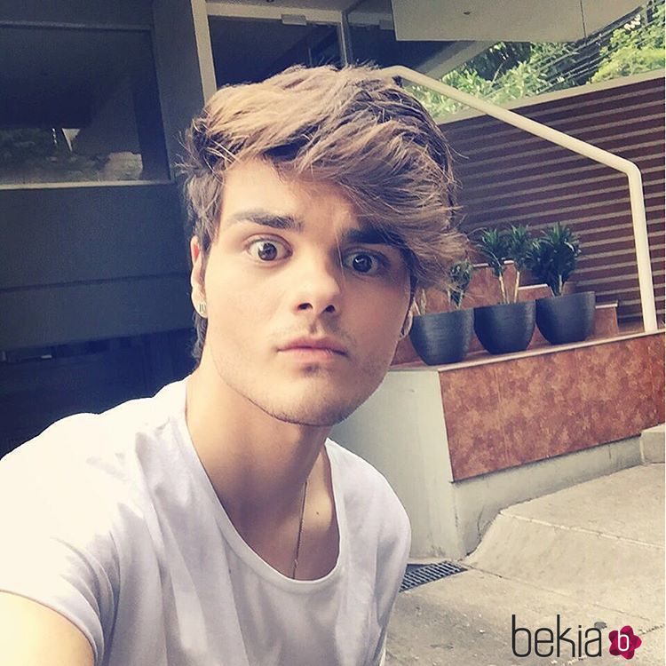 Abraham Mateo haciéndose un divertido selfie para Instagram