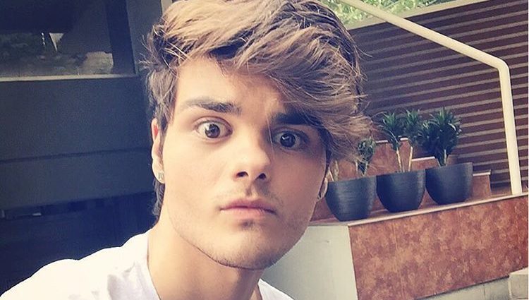 Abraham Mateo haciéndose un divertido selfie para Instagram