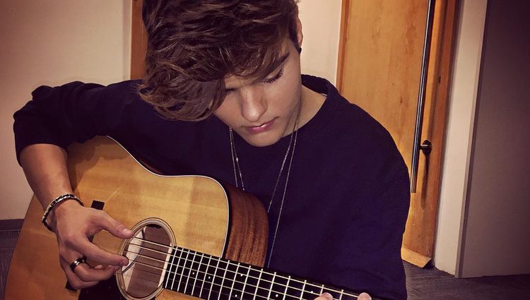 Abraham Mateo tocando la guitarra