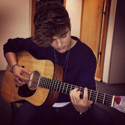 Abraham Mateo tocando la guitarra