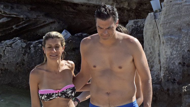 Pedro Sánchez con el torso desnudo junto a Begoña Gómez en Ibiza