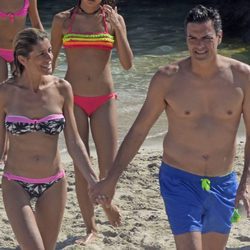 Pedro Sánchez y Begoña Gómez cogidos en la mano en una playa de Ibiza