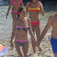 Pedro Sánchez y Begoña Gómez cogidos en la mano en una playa de Ibiza