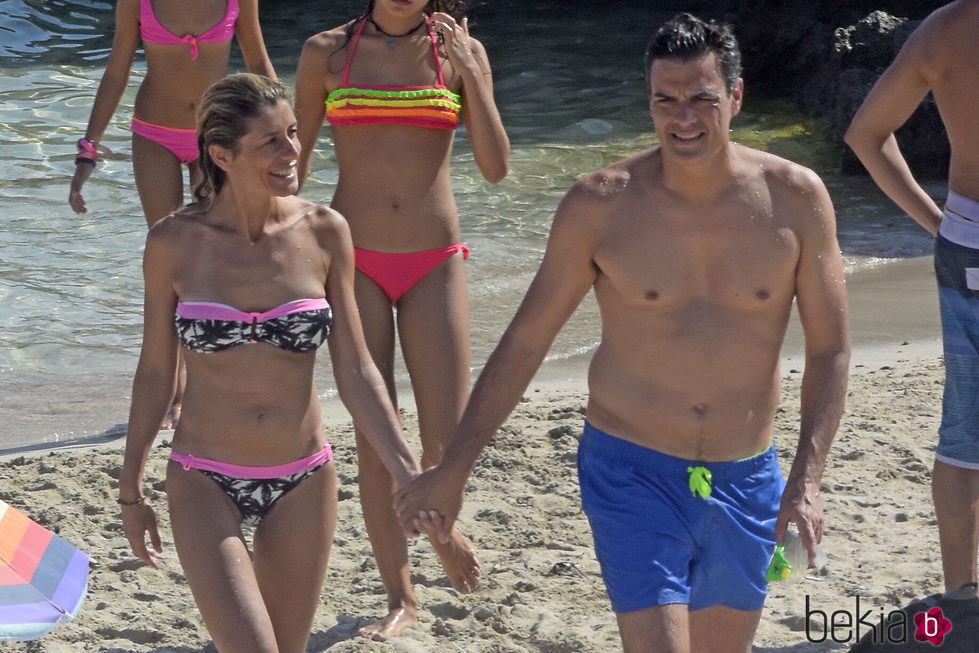 Pedro Sánchez y Begoña Gómez cogidos en la mano en una playa de Ibiza