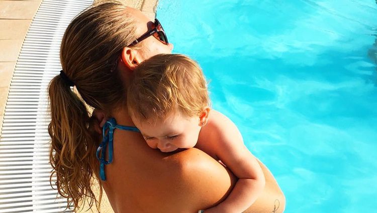 Yoli de GH15 con su hija Valeria en la piscina