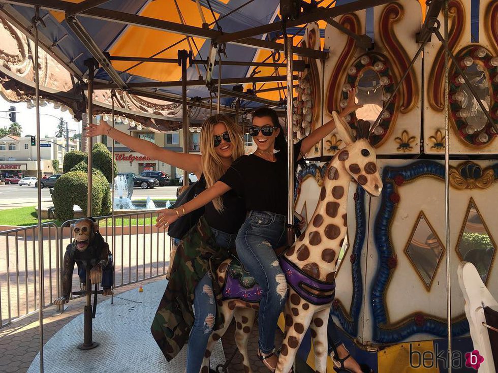 Kourtney y Khloe Kardashian a bordo de un tiovivo