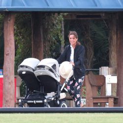 Raquel Sánchez Silva con el carro de sus hijos en Sotogrande