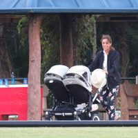 Raquel Sánchez Silva con el carro de sus hijos en Sotogrande