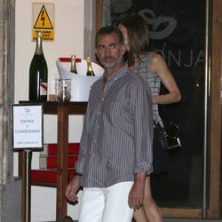 El Rey Felipe y la Reina Letizia saliendo de un restaurante de Madrid