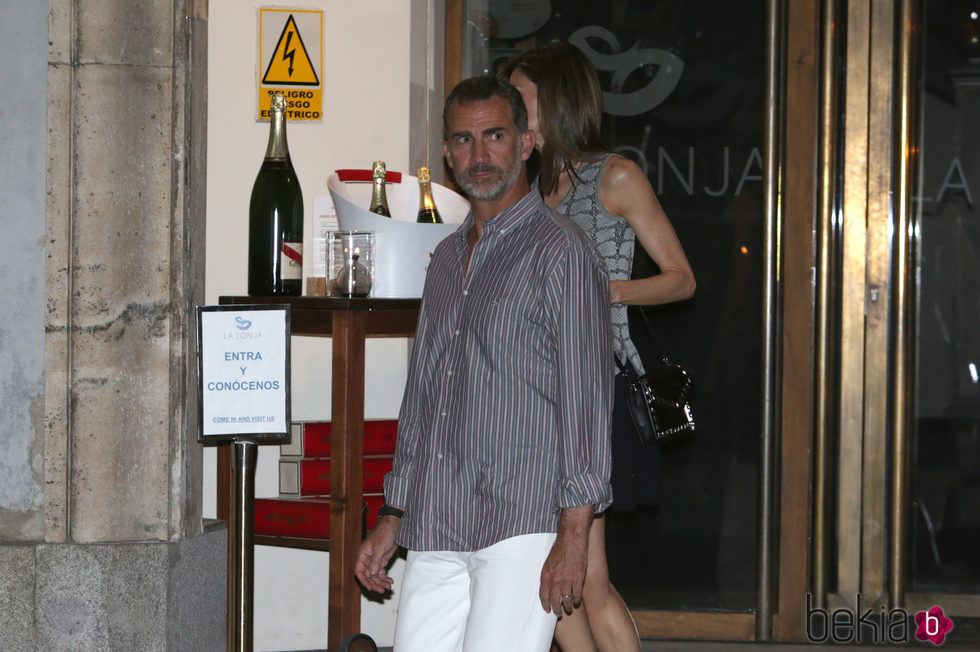 El Rey Felipe y la Reina Letizia saliendo de un restaurante de Madrid