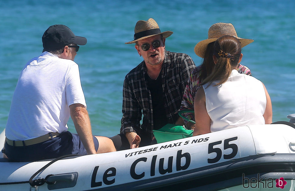 Bill Gates y Bono de paseo en una lancha