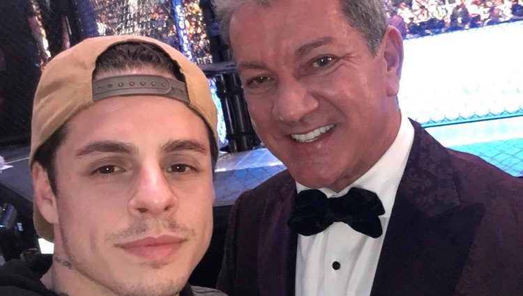 Casper Smart con el presentador Bruce Buffer