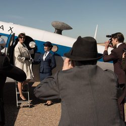 Paula Echevarría montándose en un avión en la 4º temporada de 'Velvet'