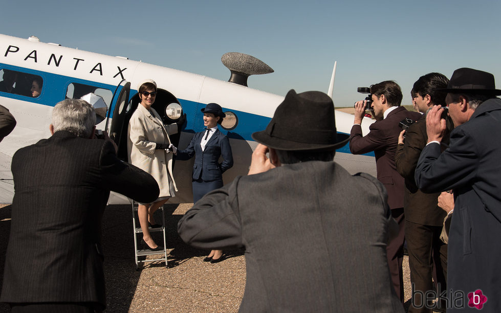 Paula Echevarría montándose en un avión en la 4º temporada de 'Velvet'