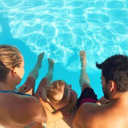 Yoli ('GH15') Y Jonathan ('GH15) en la piscina con Valeria