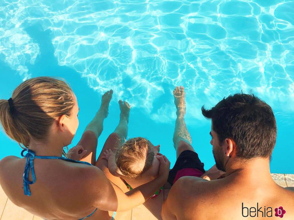 Yoli ('GH15') Y Jonathan ('GH15) en la piscina con Valeria