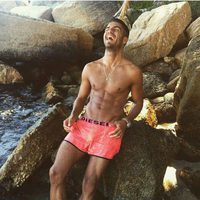 Maxi Iglesias luce cuerpazo en la playa