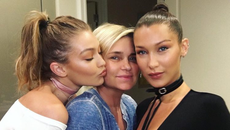 Yolanda Foster con sus hijas Bella y Gigi Hadid