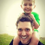 Michael Bublé con su hijo mayor Noah