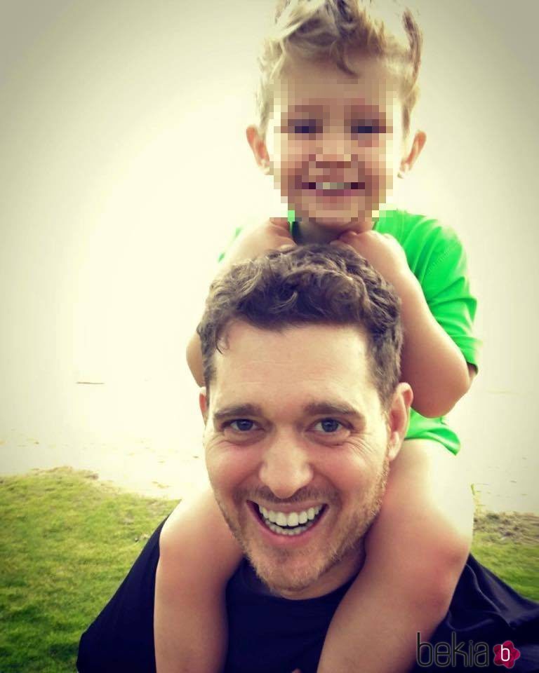 Michael Bublé con su hijo mayor Noah