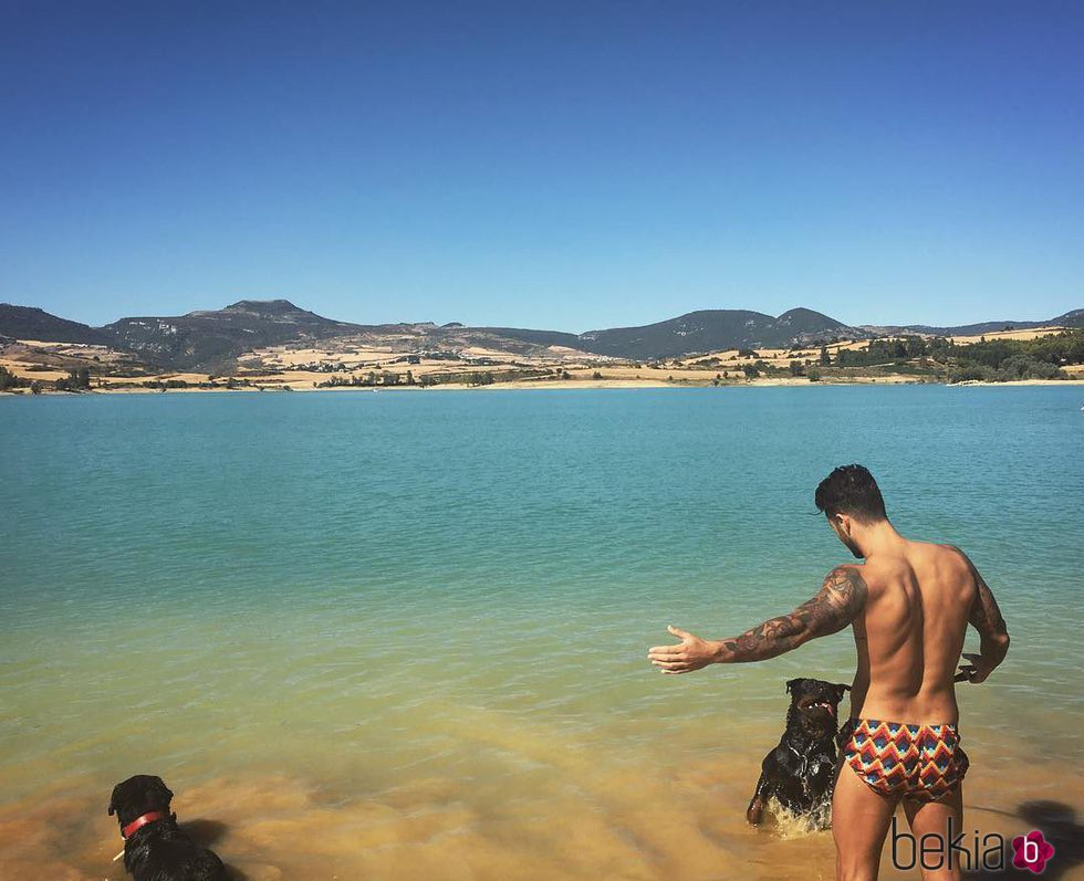 Hugo Paz junto a los perros de Sofía