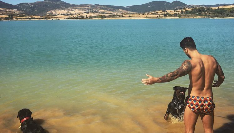 Hugo Paz junto a los perros de Sofía