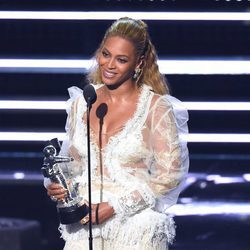 Beyoncé recoge el premio Video del Año en la gala de los MTV Video Music Awards 2016