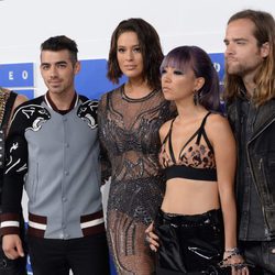 La banda DNCE y la modelo Ashley Graham en los VMA's 2016