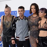 La banda DNCE y la modelo Ashley Graham en los VMA's 2016