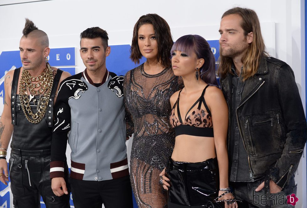 La banda DNCE y la modelo Ashley Graham en los VMA's 2016