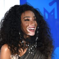 Winnie Harlow posa en la alfombra roja de los VMA's 2016