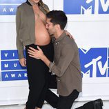 Nev Sculman y Laura Perlongo en los VMA's 2016