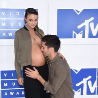 Nev Sculman y Laura Perlongo en los VMA's 2016