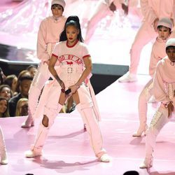 Rihanna durante su actuación en los VMA's 2016