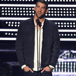 Michael Phelps entregando un premio en los VMA's