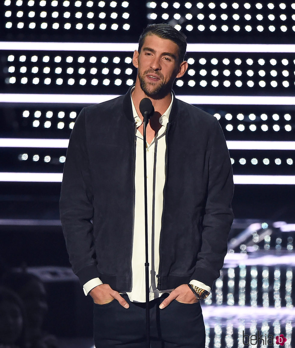 Michael Phelps entregando un premio en los VMA's