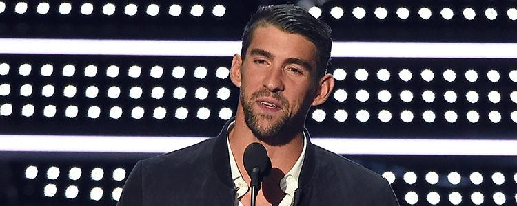 Michael Phelps entregando un premio en los VMA's