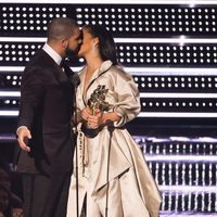 Rihanna y Drake se besan en la entrega del premio a la cantante