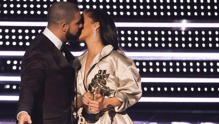 Rihanna y Drake se besan en la entrega del premio a la cantante