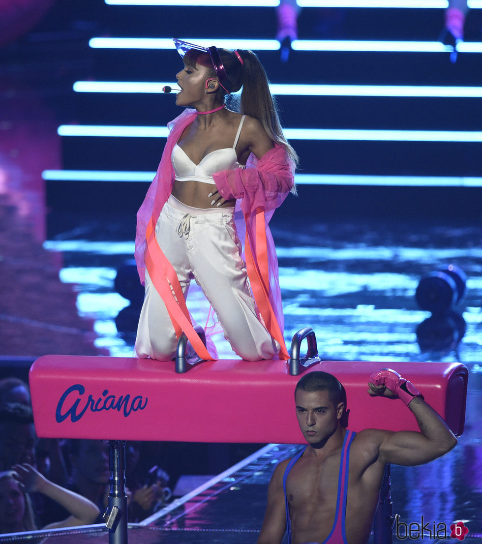 Ariana Grande subida a un piano en los VMA's 2016