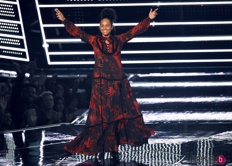 Alicia Keys, sin maquillar, entregando un premio en los VMA's 2016