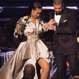 Drake agarra a Rihanna del brazo para evitar que tropiece