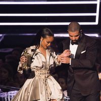 Drake agarra a Rihanna del brazo para evitar que tropiece