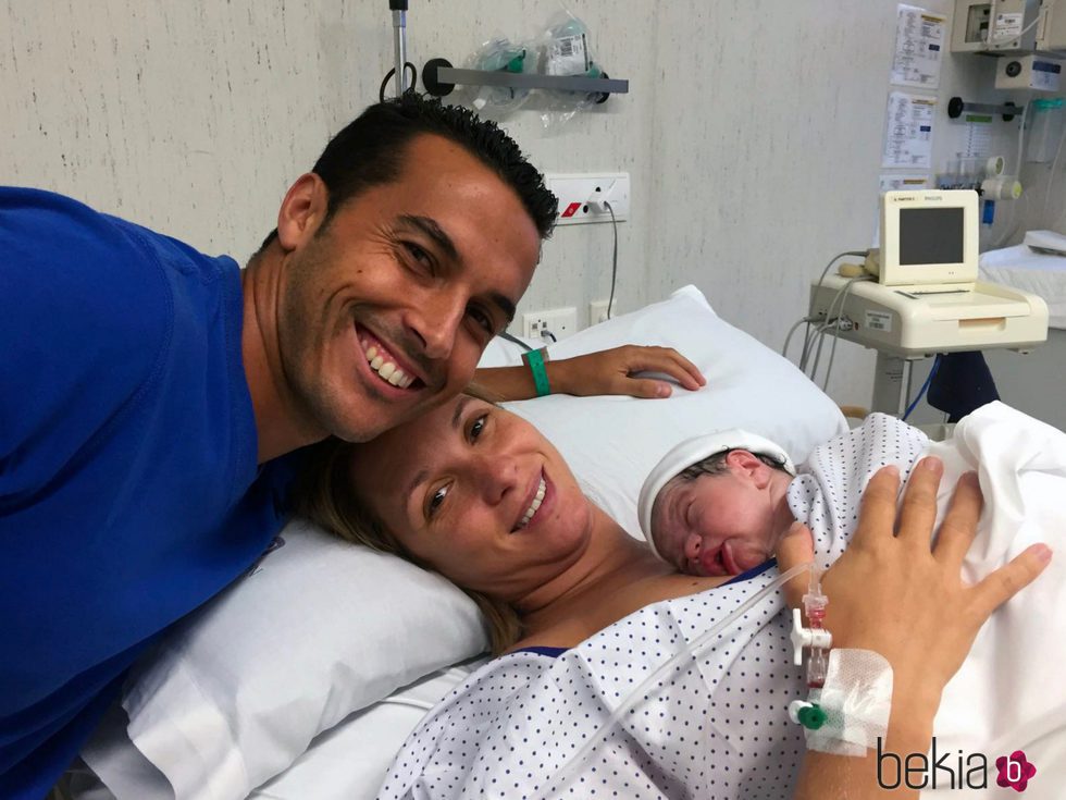 Pedro Rodríguez y Carolina Martín con su hijo recién nacido Kyle